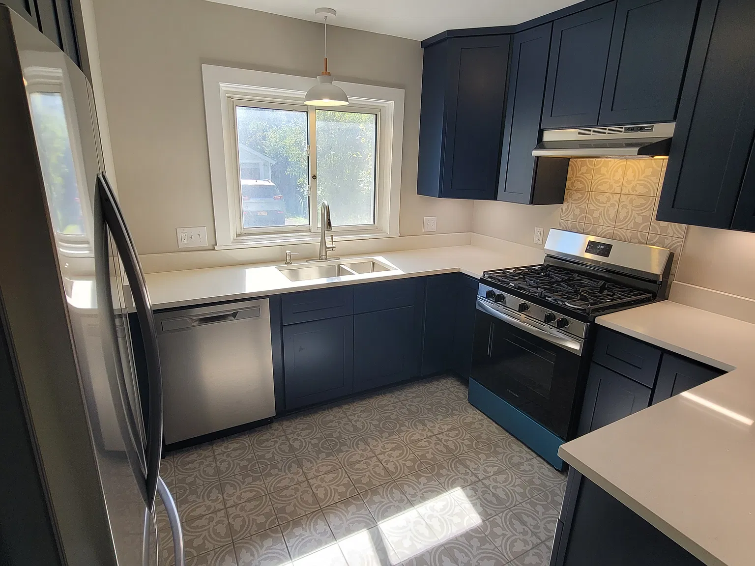 3 bed, 1.5 bath, 1594 sqft, $2,500 — Photo 3