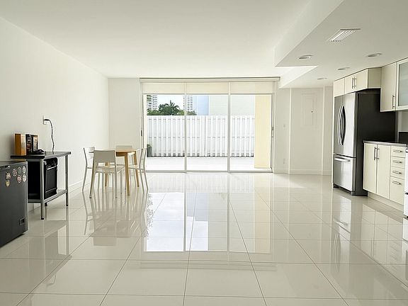 3rd image of 916 NE 27th Avenue #916