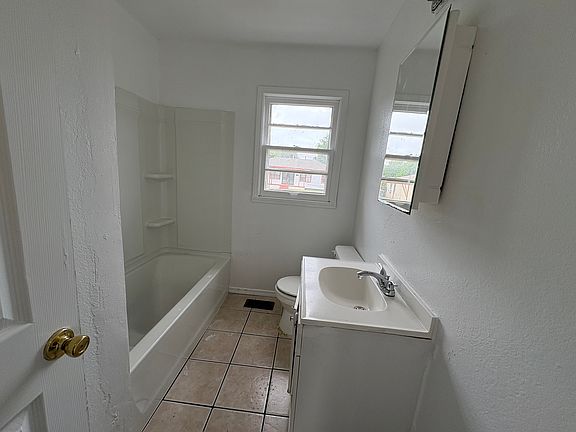 5th image of 2924 SW 48th St