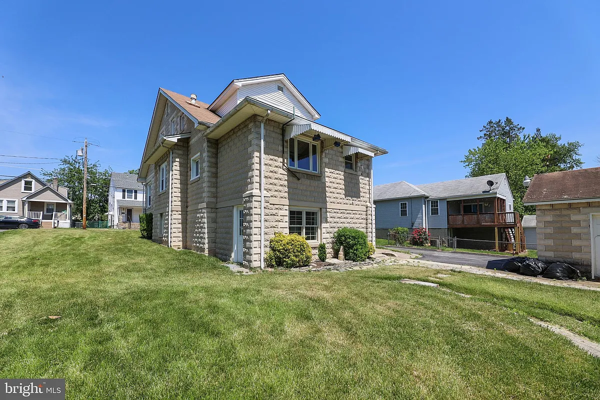Building Photo - 1321 Maple Ave