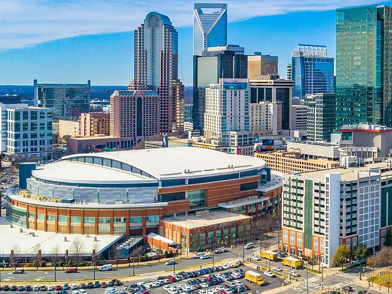 When you want a change in scenery, all the energy of uptown awaits. Walk to a Hornets game. Sip a beer flight. Take the pooch for a run. Or savor the incredible local flavors.