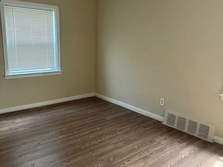5150 E Outer Dr — Photo 7
