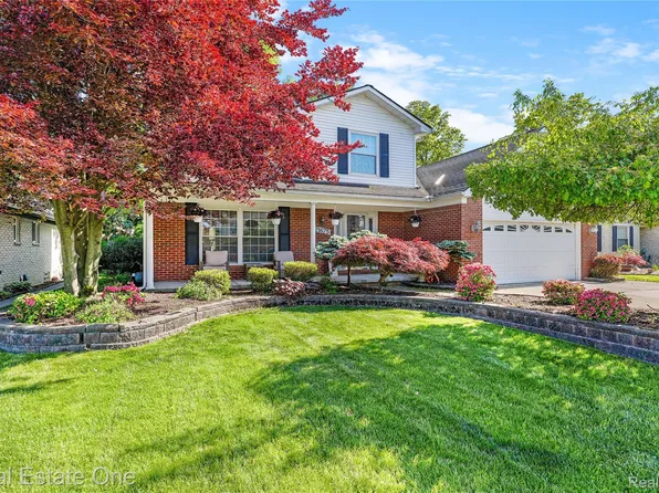 21675 N Chipmunk Trl, Woodhaven, MI 48183