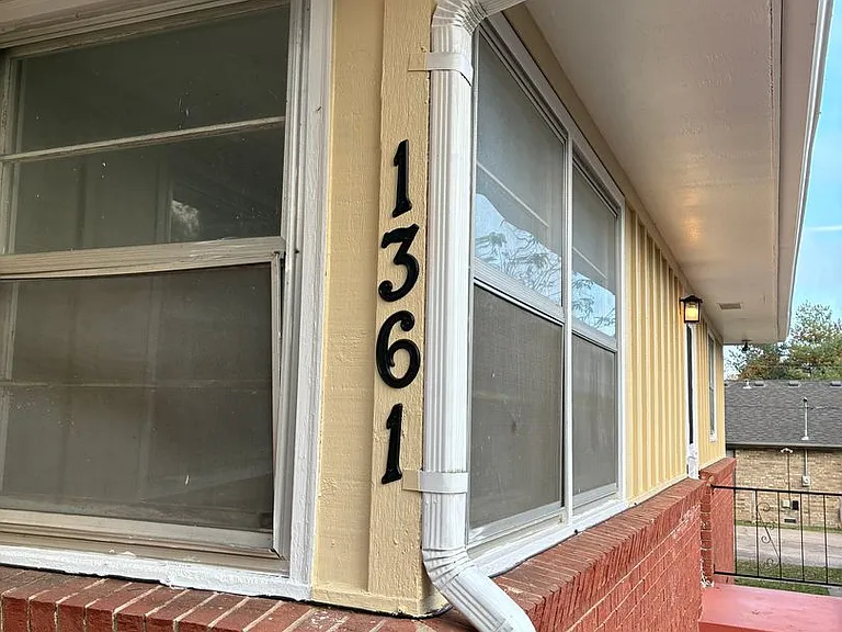 1361 E Elm St — Photo 8