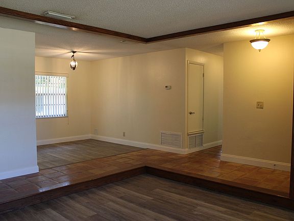 4th image of 15 Woodlake Dr