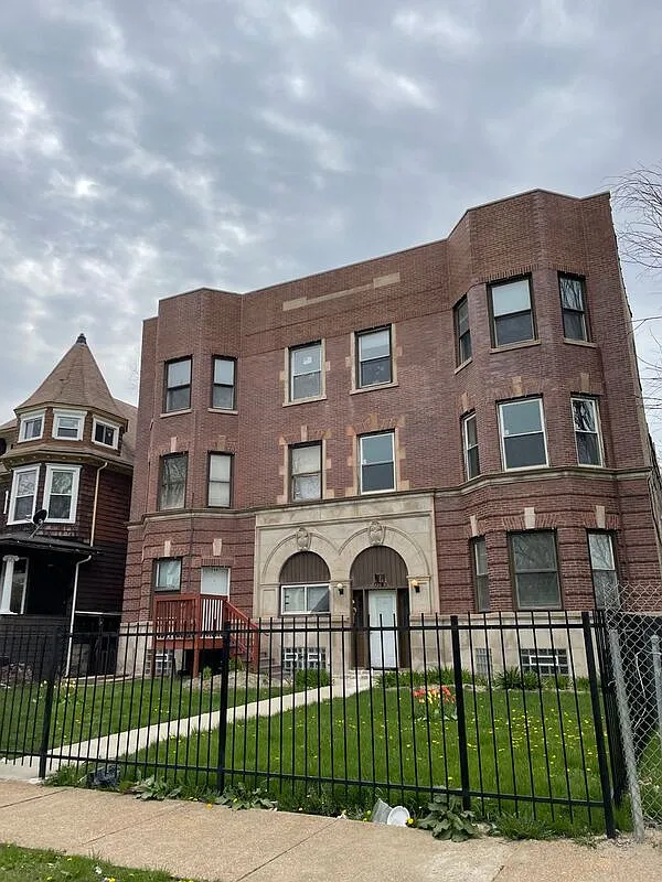 Building Photo - 728 N Pine Ave #3F