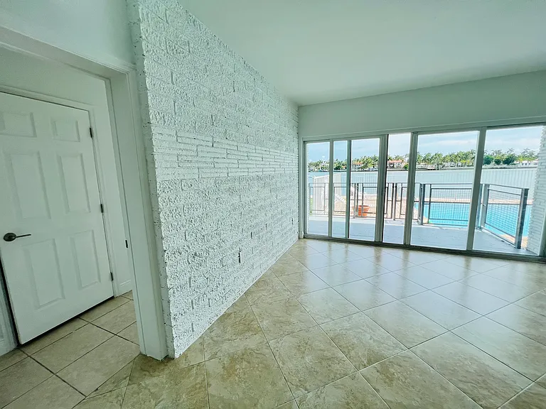 944 Bay Dr #7 — Photo 11
