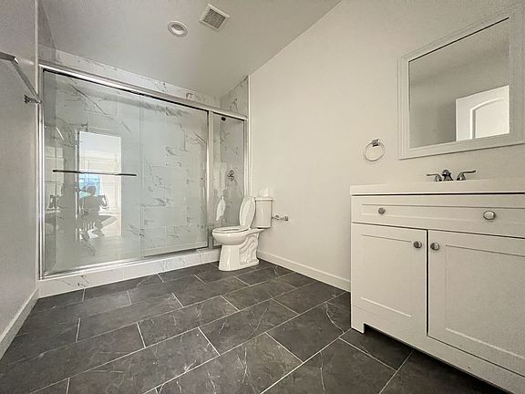 5th image of 2418 Carmona Ave
