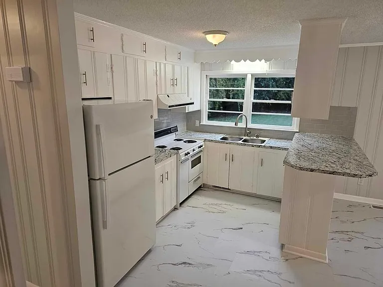 215 W Coleman Ave — Photo 3