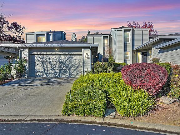 2nd image of 293 Castlewood Cir #A