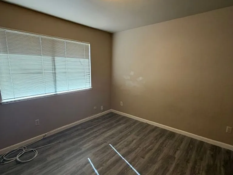 1643 Ashley Ave — Photo 9