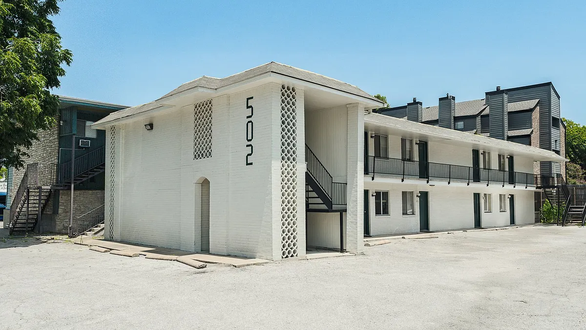Building Photo - 502/504 Elmwood Studios