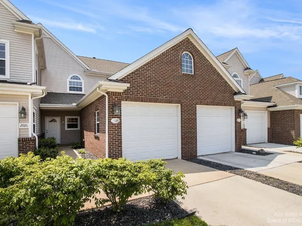 2928 N Knightsbridge Cir, Ann Arbor, MI 48105