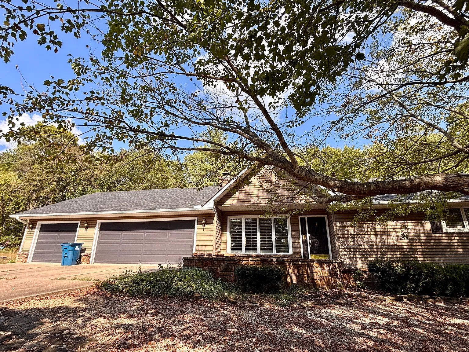3 bed, 2100 sqft, $2,100 — Photo 3
