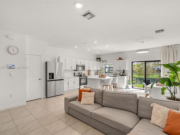 4th image of 856 NW 3rd Way