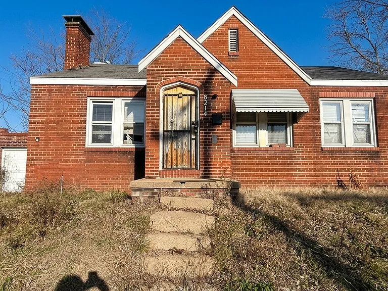 8214 Pelham Ave — Photo 1