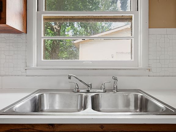 5th image of 141 Zandale Dr