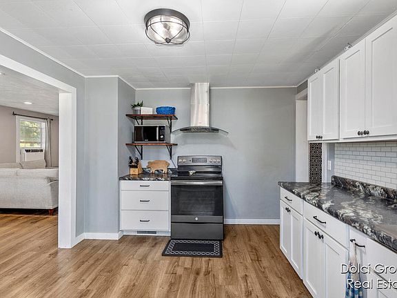5th image of 2578 Arthur St E