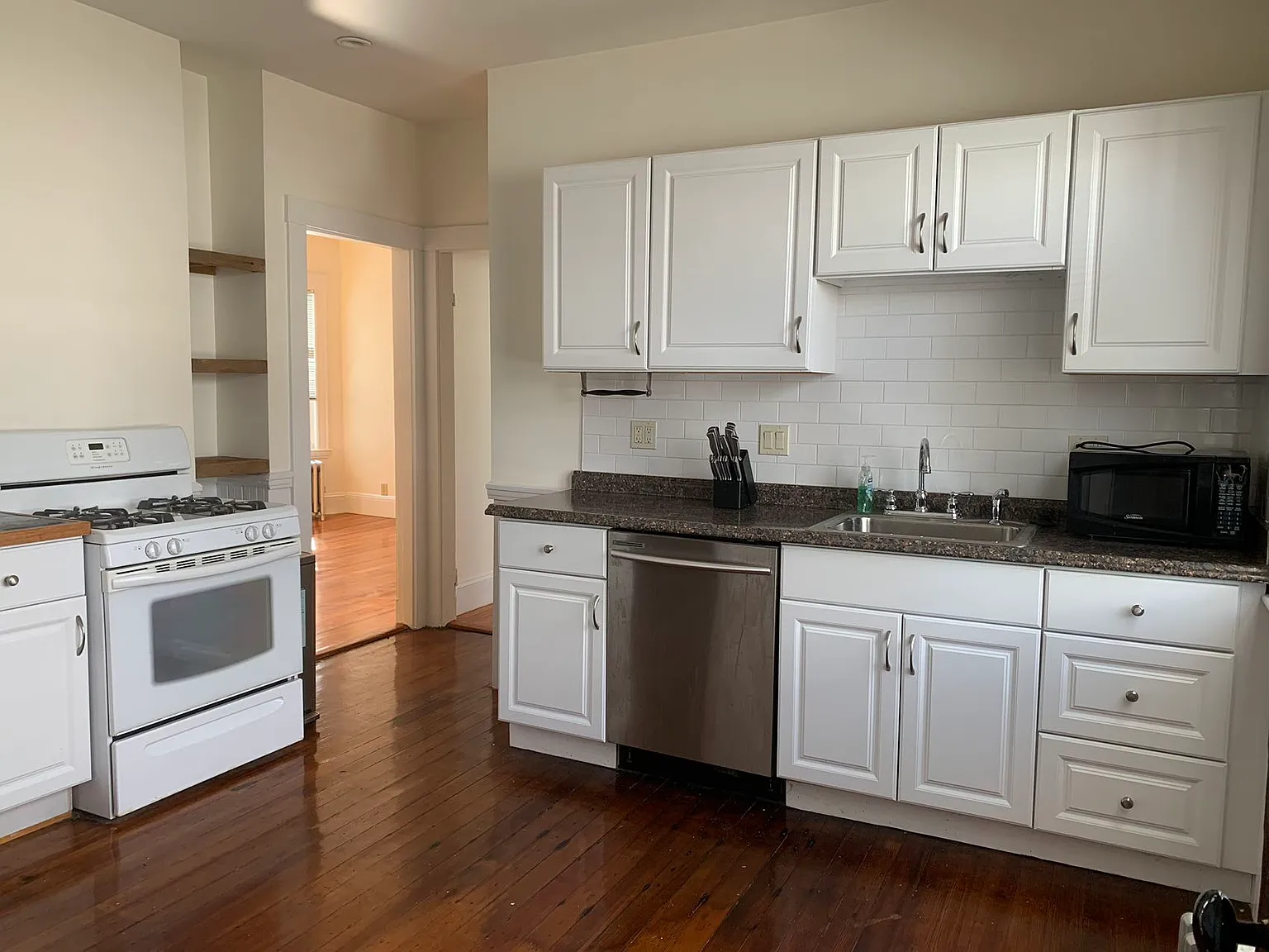 3 bed, 900 sqft, $2,800 — Photo 2