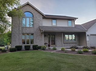 W177S8391 Clearbrook Dr, Muskego, WI 53150