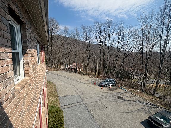 4th image of 146 Oak Dr APT 9