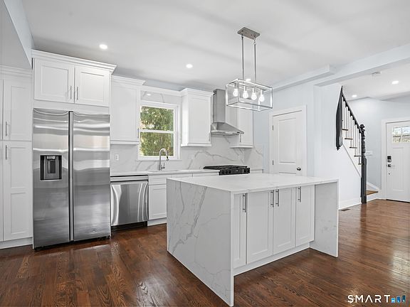 3rd image of 85 Soundview Avenue