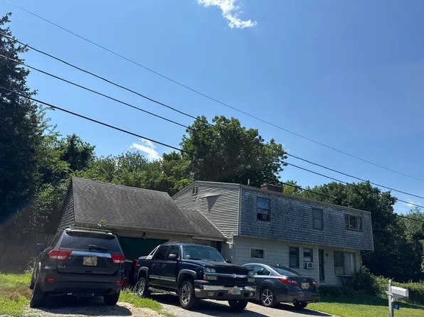 10 Pleasant St, Acushnet, MA 02743