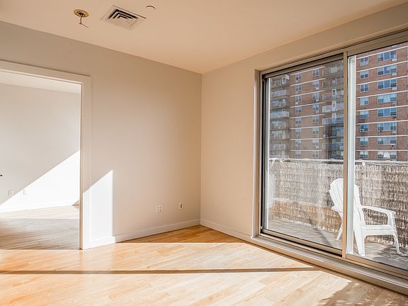 4th image of 25 Montrose Ave #706