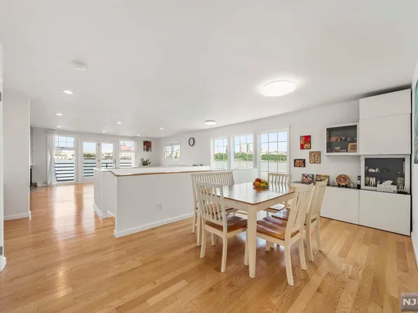 44 Grand Cove Way, Edgewater, NJ 07020