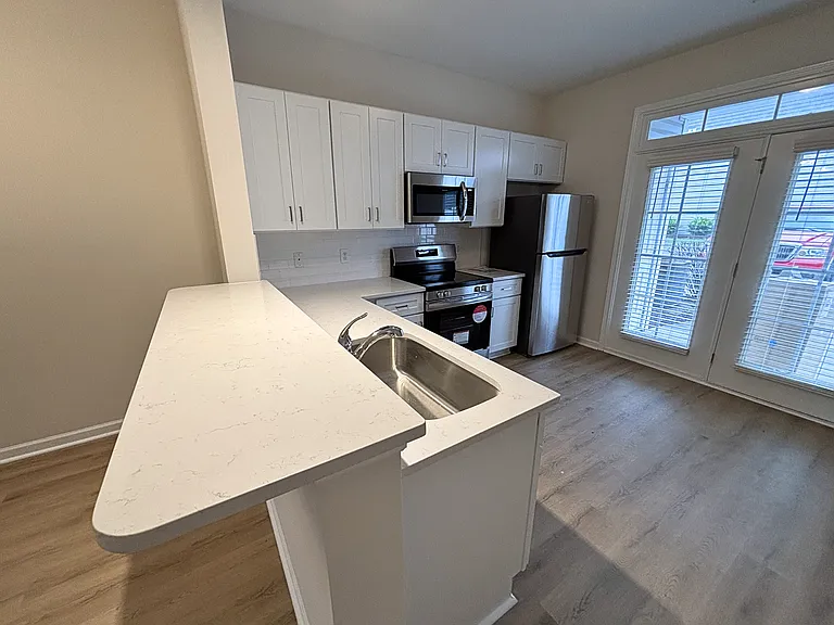 202 Jordan Ln — Photo 3