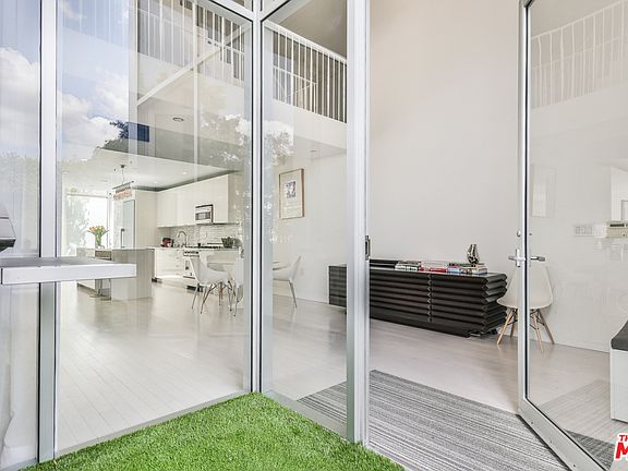 4th image of 7907 Willoughby Ave #2