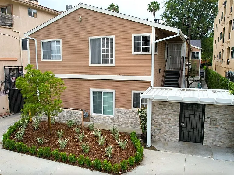 10932 Bloomfield St — Photo 1