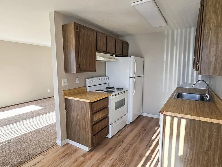 Apartment in West Salem near banks, shopping areas, bus lines, and downtown! ~ Colonial — Photo 42