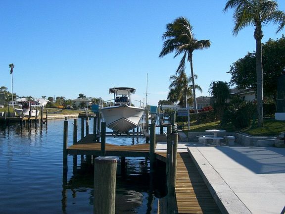 Wrap-around dock with boat lift