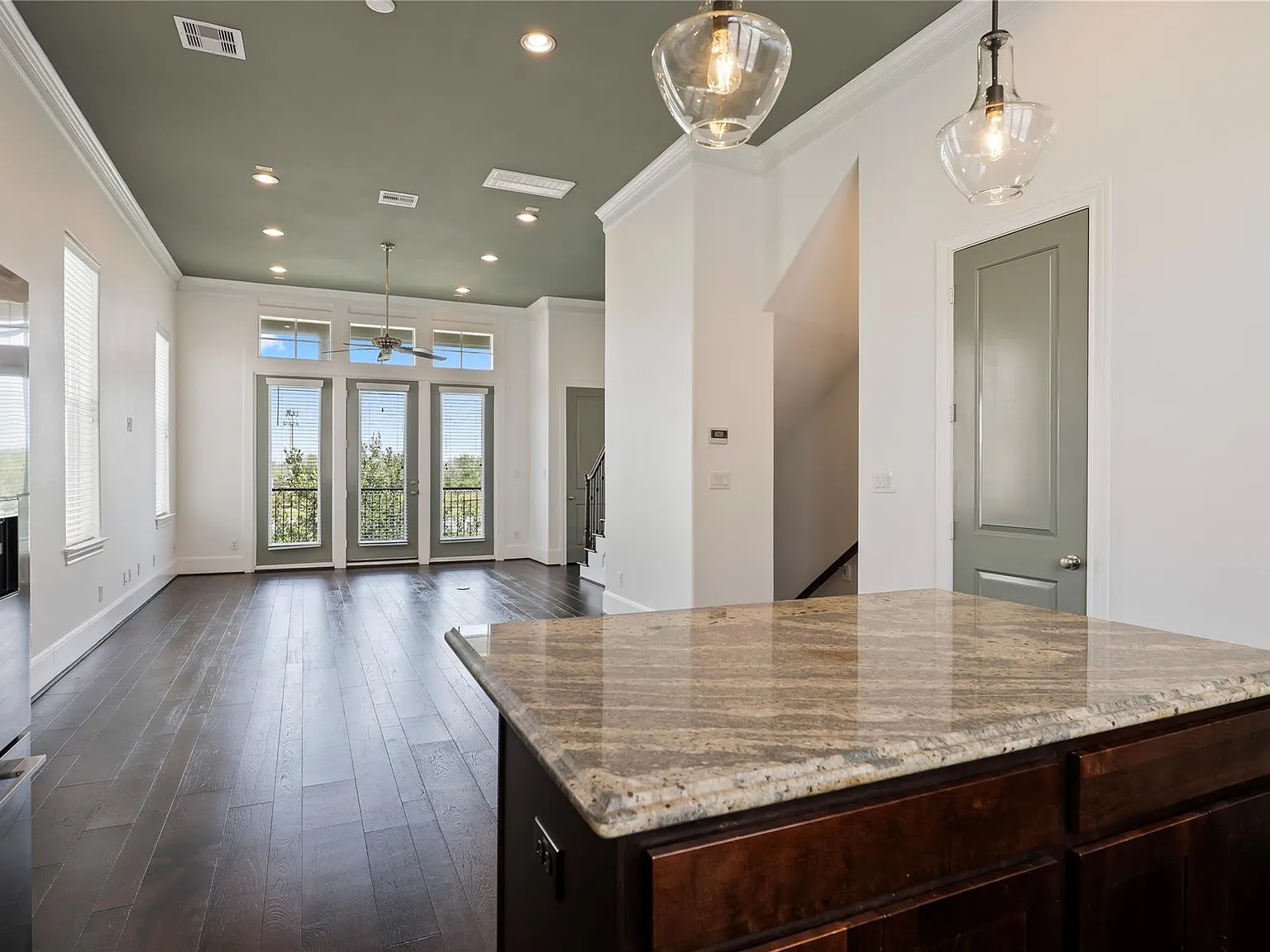 3 bed, 3.5 bath, 1964 sqft, $2,700 — Photo 1
