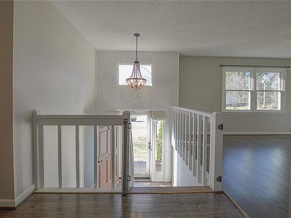 3rd image of 532 Henderson Dr