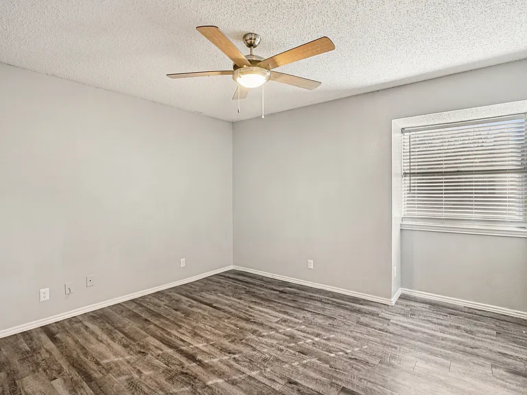 Evergreen Condominiums — Photo 15