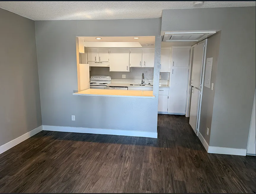 Studio, 400 sqft, $823 — Photo 2