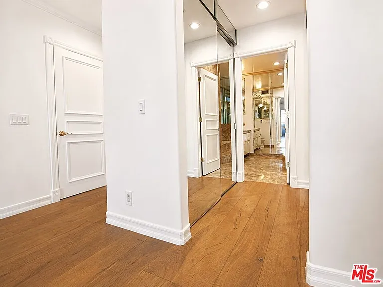 342 N Palm Dr #201 — Photo 23