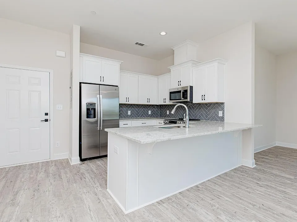 1009 Northside Dr #204