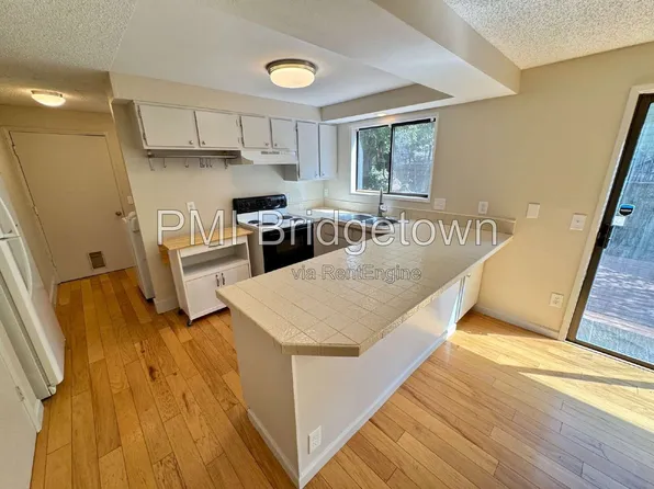 702 SW 6th Ct, Portland, OR 97219