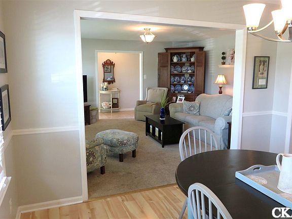5th image of 415 Cloverdale Dr