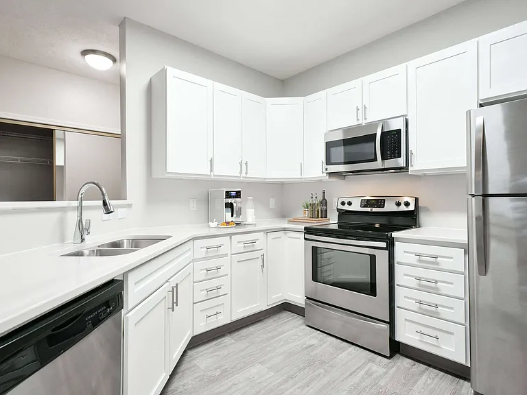Lakeside Village Apartment Homes — Photo 6