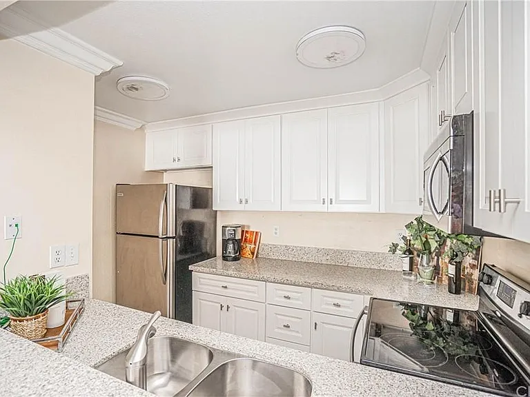 435 S Virgil Ave #320 — Photo 13