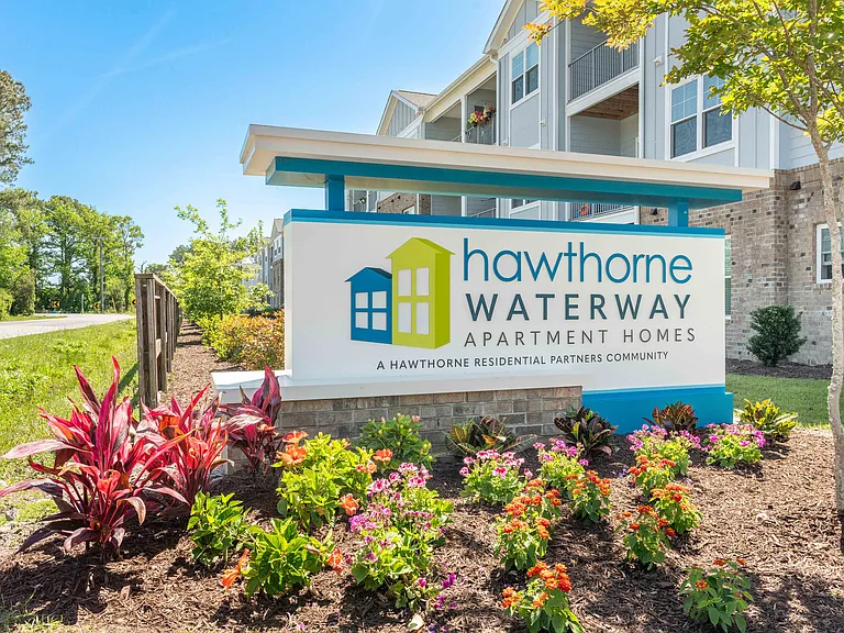 Hawthorne Waterway — Photo 42