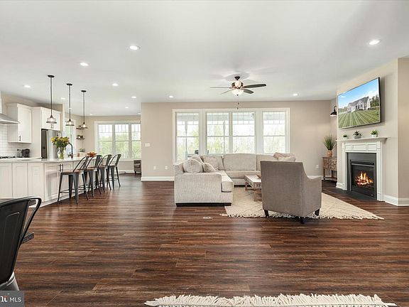5th image of 1015 Redbud Rd