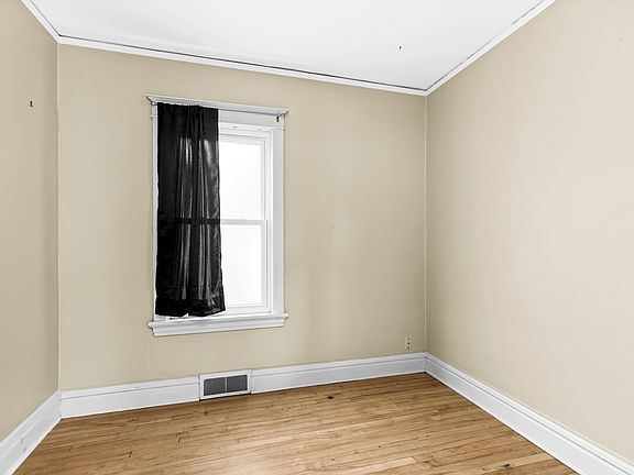 3rd image of 913 N 14th Ave E