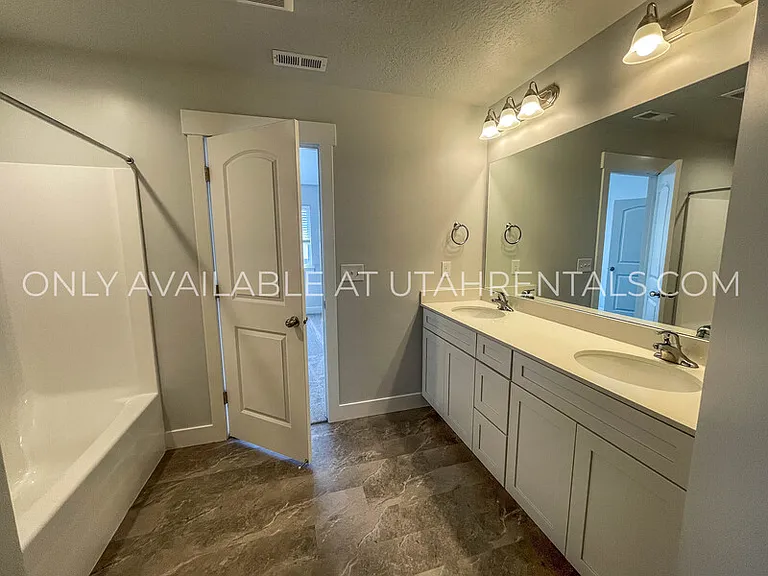 4237 W 2010 N — Photo 12