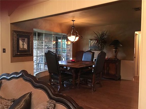5th image of 2133 Lake Crest Dr