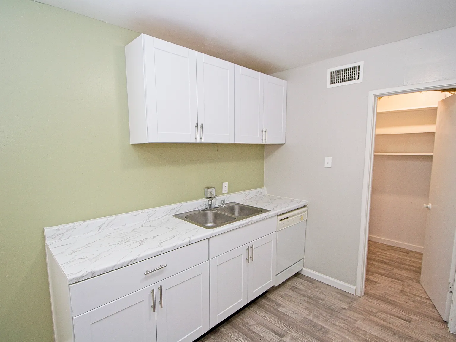 2 bed, 800 sqft, $1,600 — Photo 2